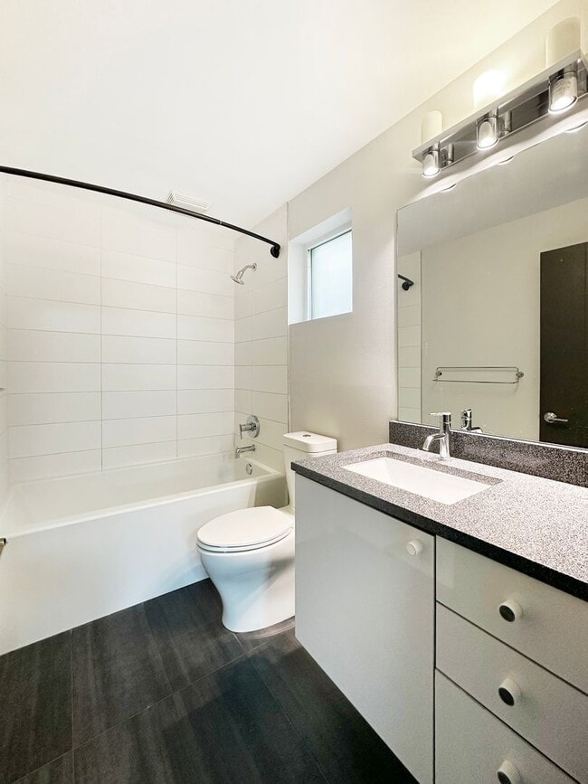 Building Photo - 3Bd/3Ba Seattle Townhouse