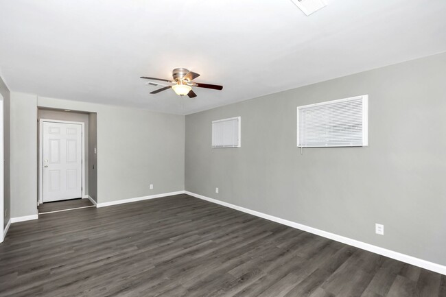 Building Photo - 1707 Buena Vista Cir SE
