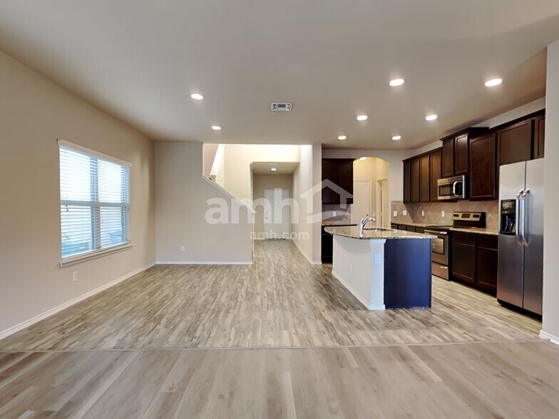 Building Photo - 10450 Rosewood Creek