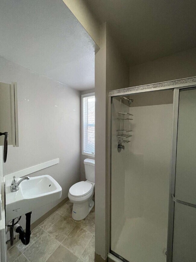 Building Photo - Spacious 3-Bedroom, 2-Bathroom Apartment with **Portable AC Unit Included** in NW Portland