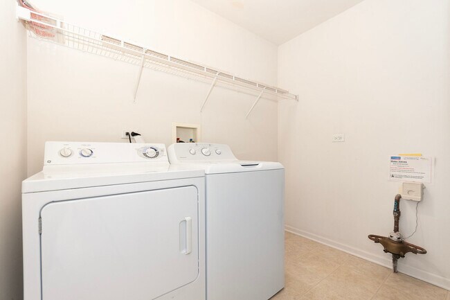 Building Photo - 2329 Moonlight Ct