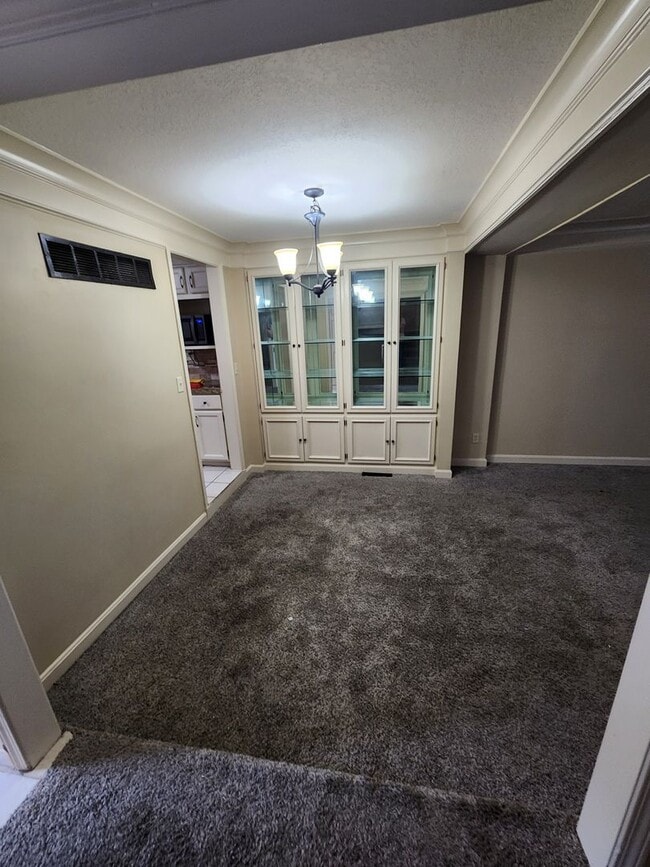 Building Photo - 3 bedroom 2 1/2 Bath Town house