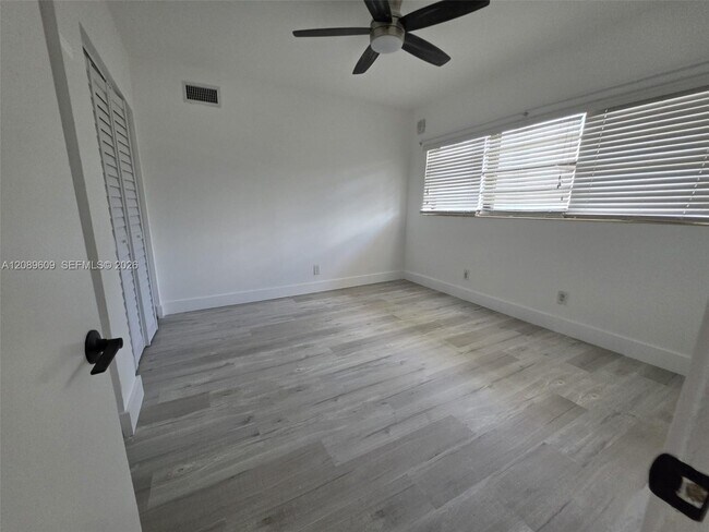 Building Photo - 7845 NE Bayshore Ct