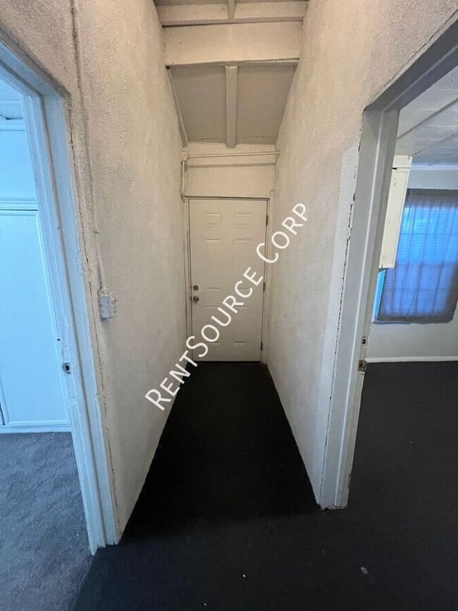 Building Photo - 1040-1042 Flora St