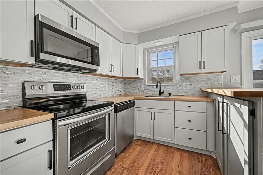Building Photo - 3615 NE 68th Ter