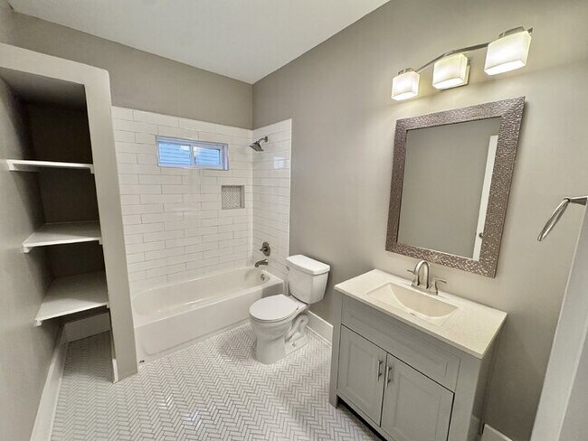 Building Photo - 1046 Tanglewood St