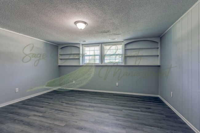 Building Photo - LOTS OF NATURAL SUNLIGHT!!!