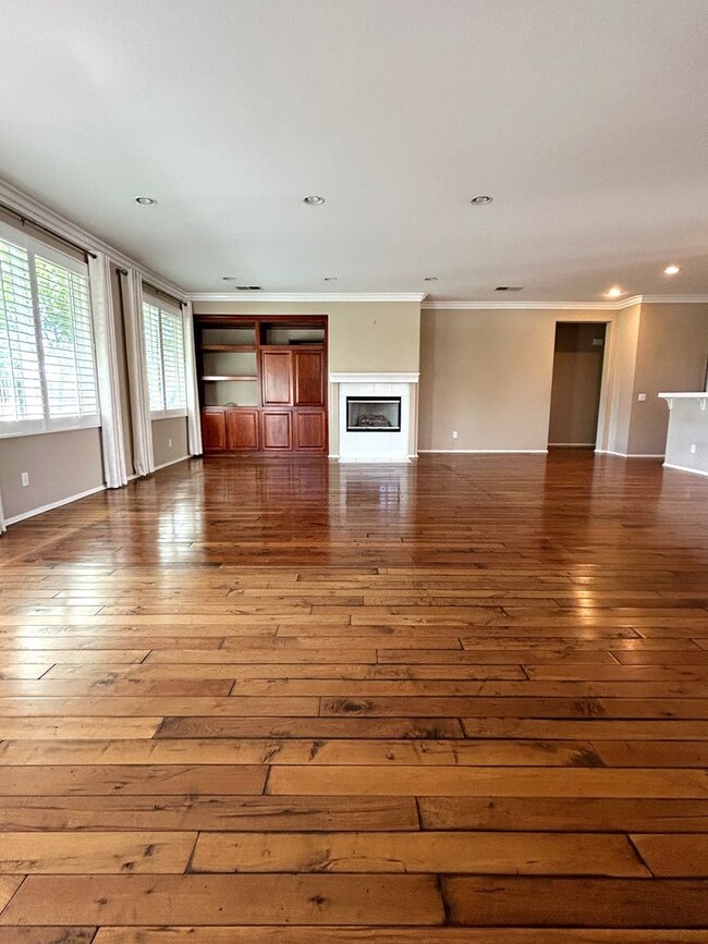 Building Photo - Beautiful Single-Level 4 Bedroom 3 Bathroo...