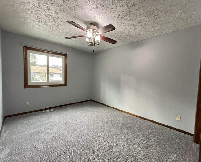 Building Photo - Spacious Tri-Level Home With Modern Upgrad...