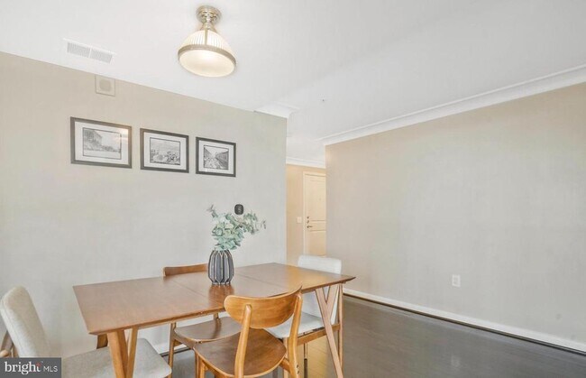 Building Photo - 1021 N Garfield St