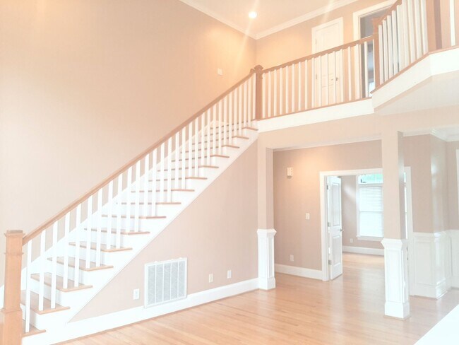 Building Photo - Beautiful 4 Bedroom Home in Chapel Hill