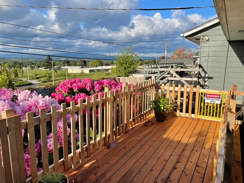 Upper Level Deck - 12815 NE Fremont St