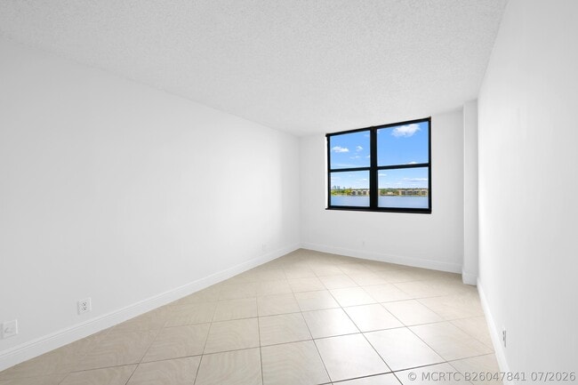 Building Photo - 105 Lake Emerald Dr