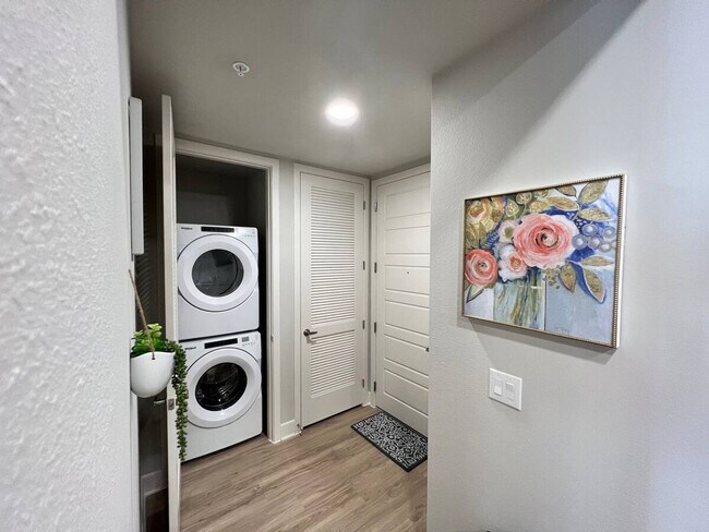 Building Photo - 1520 San Jacinto St