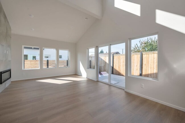 Building Photo - Modern New Construction Home in Pacific – ...