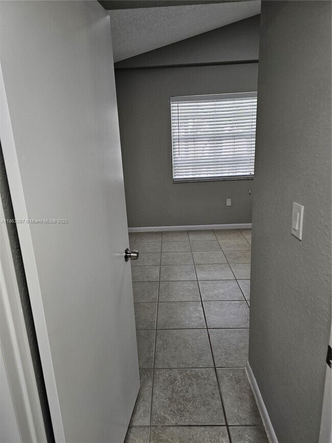 Building Photo - 2811 N Oakland Forest Dr