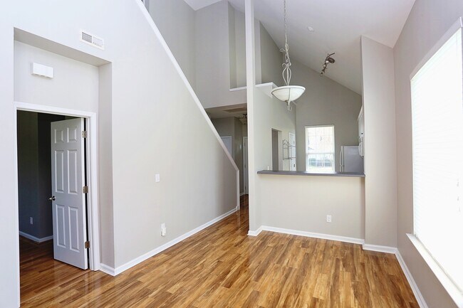 Building Photo - 915 Cinnamon Dr