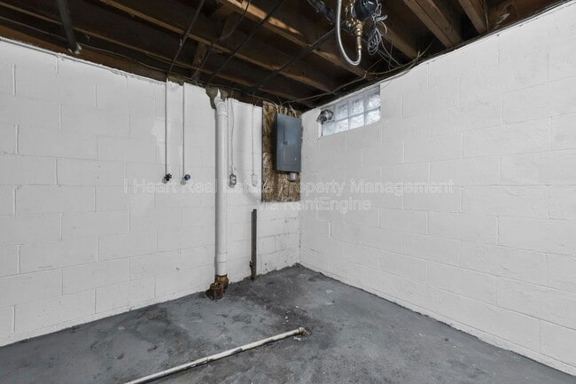 Building Photo - 880 N Meadows Ct