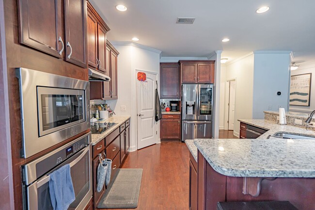 Building Photo - Forest Lakes Pooler