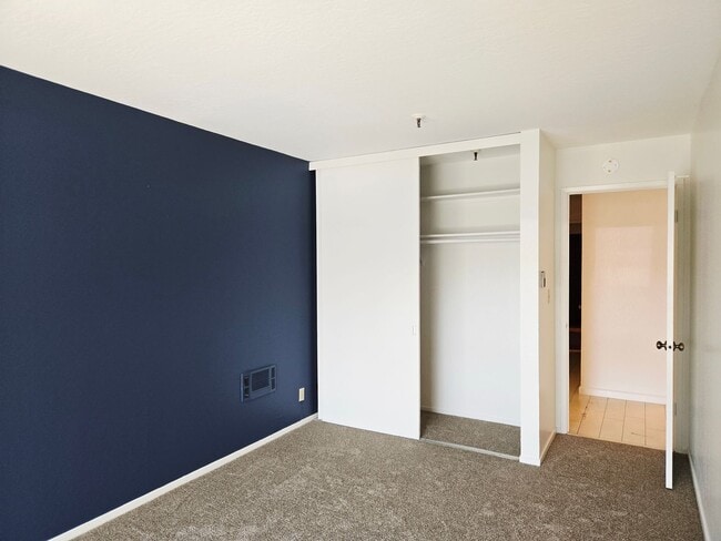 Building Photo - Top Floor Condo Unit