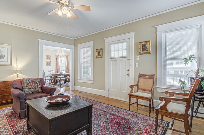 Building Photo - 707 Mayflower Dr