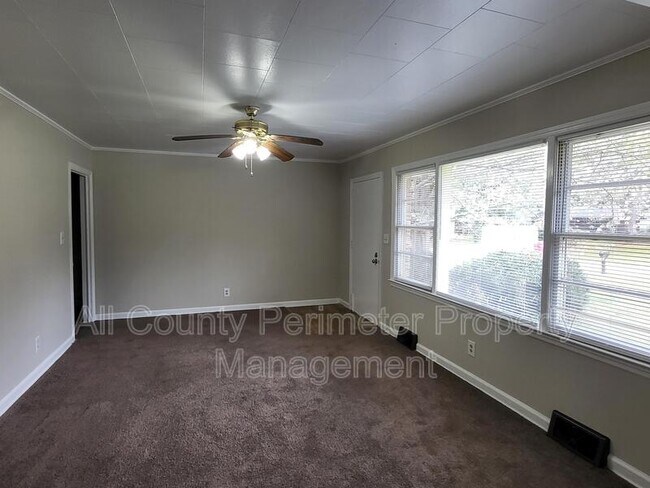 Building Photo - 2639 Tredway Dr