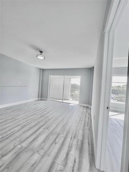 Building Photo - 4174 Inverrary Dr