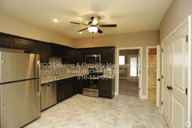 Building Photo - Eagle Creek Townhome available with a Grea...