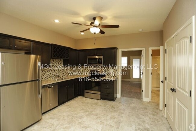 Building Photo - Eagle Creek Townhomes - Interior townhome - Ready now for move in!