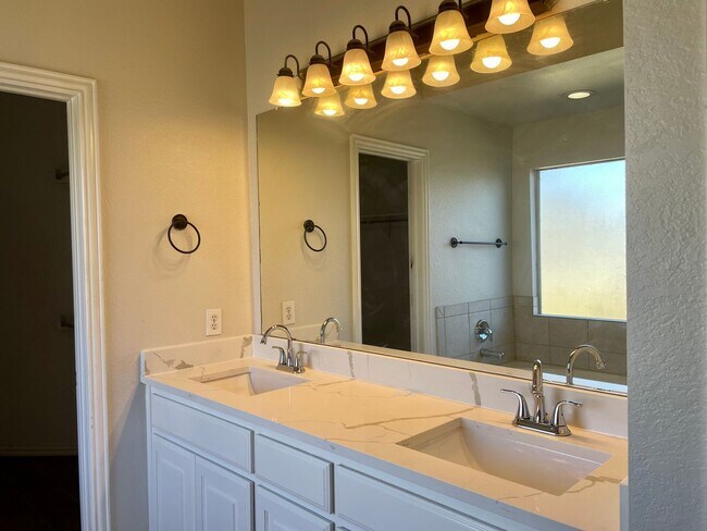 Building Photo - Gorgeous 4-bedroom home!