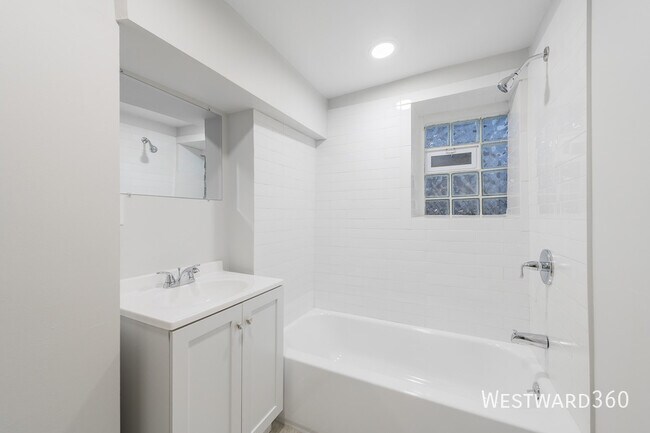 Building Photo - 666 E 50th Pl