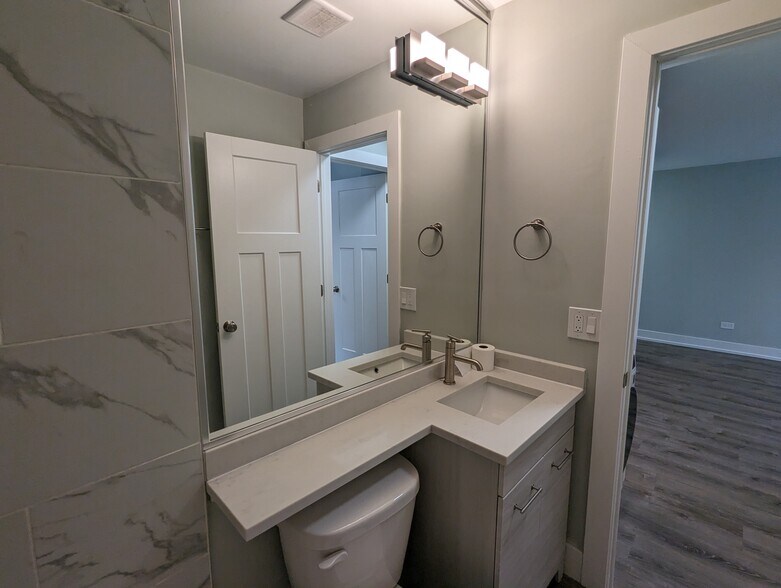 Building Photo - 456 W Barry Ave