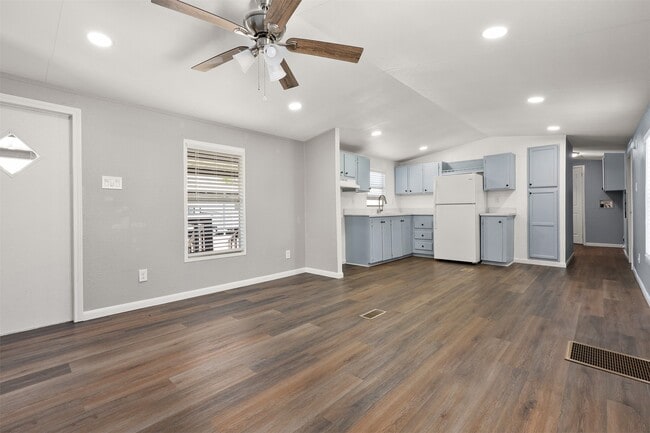 Building Photo - 2222 N Austin Ave