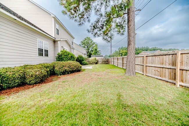Building Photo - Perfectly Located 4-Bedroom Home Minutes from I-295, Hope Mills & Fort Bragg!