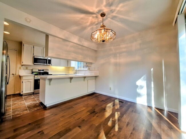 Building Photo - Beautiful Townhouse w/Laundry, Yard, Accepting Cats!