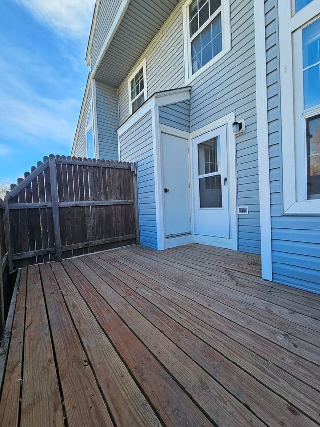 Building Photo - End Unit Condo with Private Patio