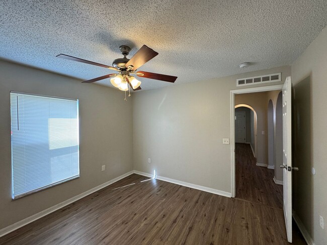 Building Photo - Spacious 4-Bedroom Home with 3 Full Baths in Whispering Trails – Pet Friendly!