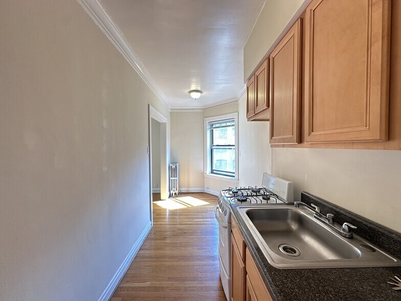 Building Photo - 4646 N Paulina St