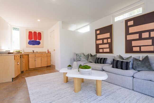 Building Photo - Beautiful Hollywood Hills Home For Lease!