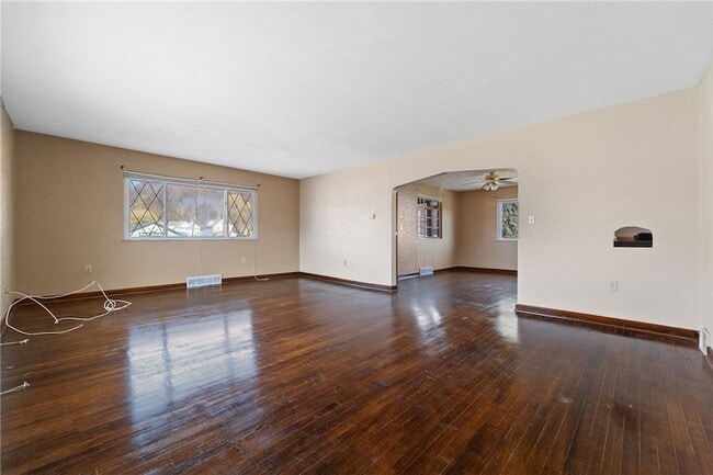 Building Photo - 1001 5th St