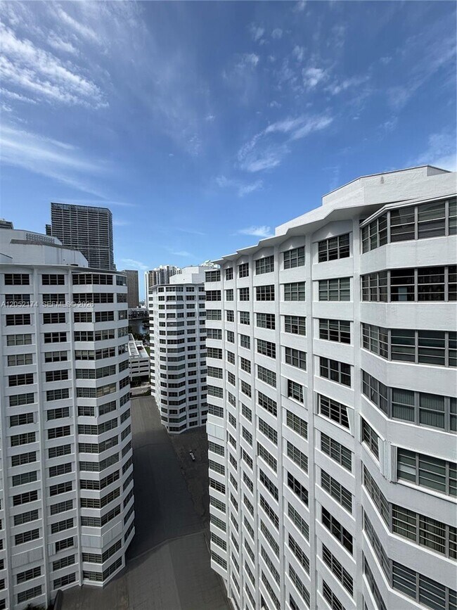 Building Photo - 999 Brickell Bay Dr