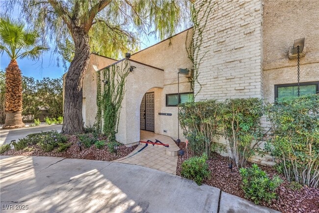 Building Photo - 2701 Alta Dr