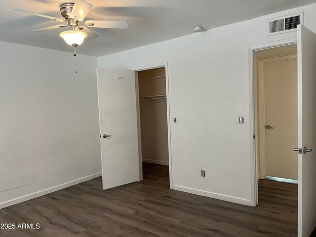 Building Photo - 3320 S Parkside Dr