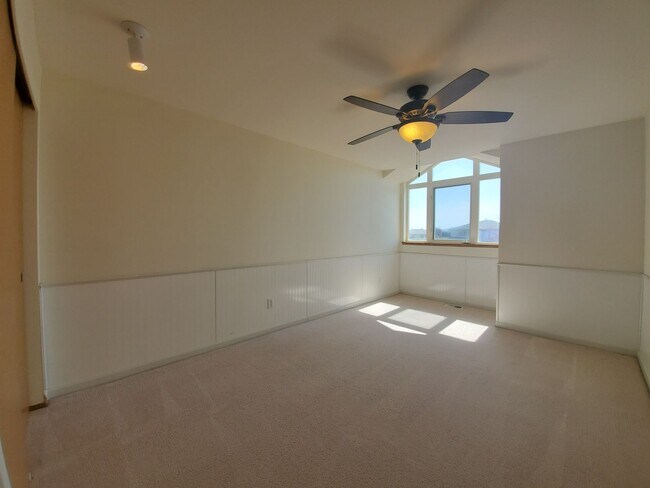 Building Photo - 4-Bedroom, 2.5-Bath located in Horn Rapids...