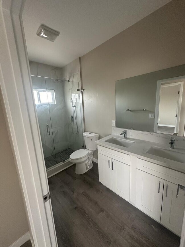 Building Photo - 6323 Mesita Dr