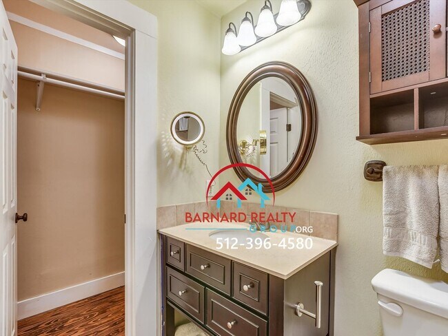 Building Photo - Available Now: 2 Bed/2 Bath in Historic Di...