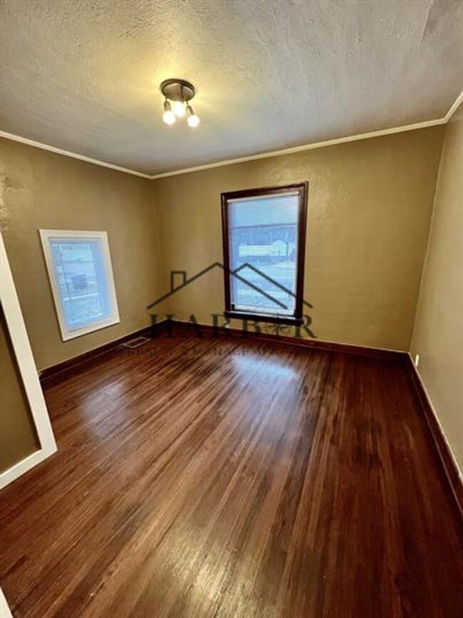 Building Photo - 403 10th St NW