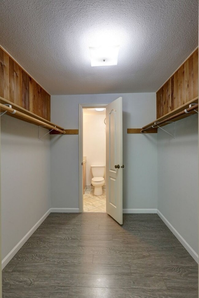 Building Photo - Downtown Bellevue 2BR 1BA Condo-Just Block...