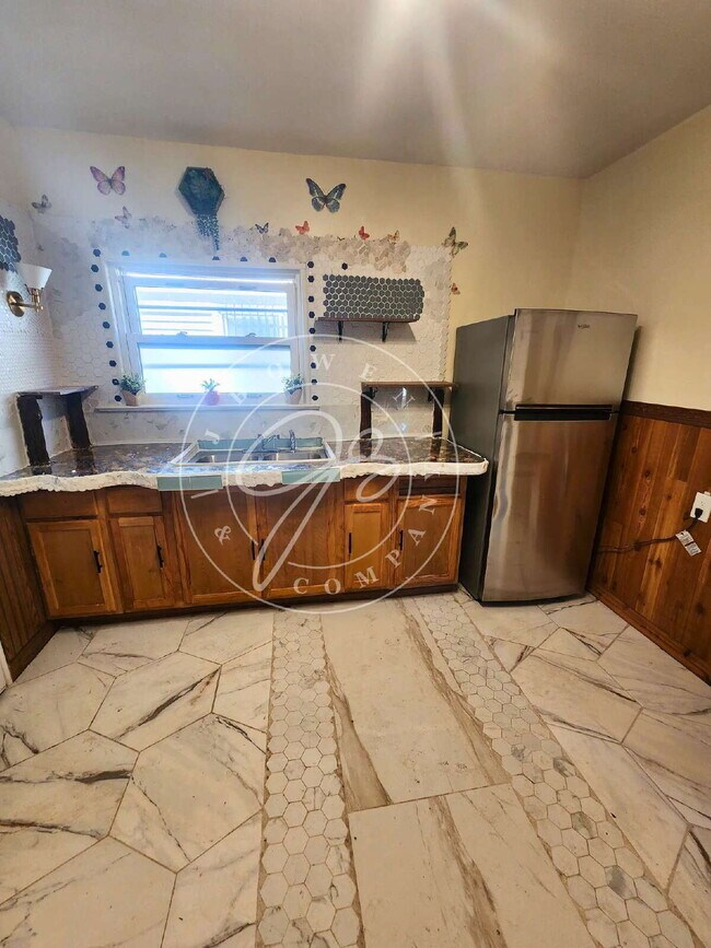 Building Photo - Very spacious lower 2 bedroom with separat...