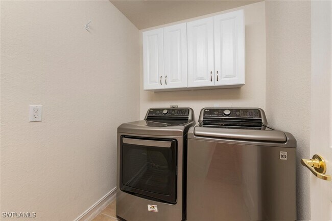 Building Photo - 9472 River Otter Dr